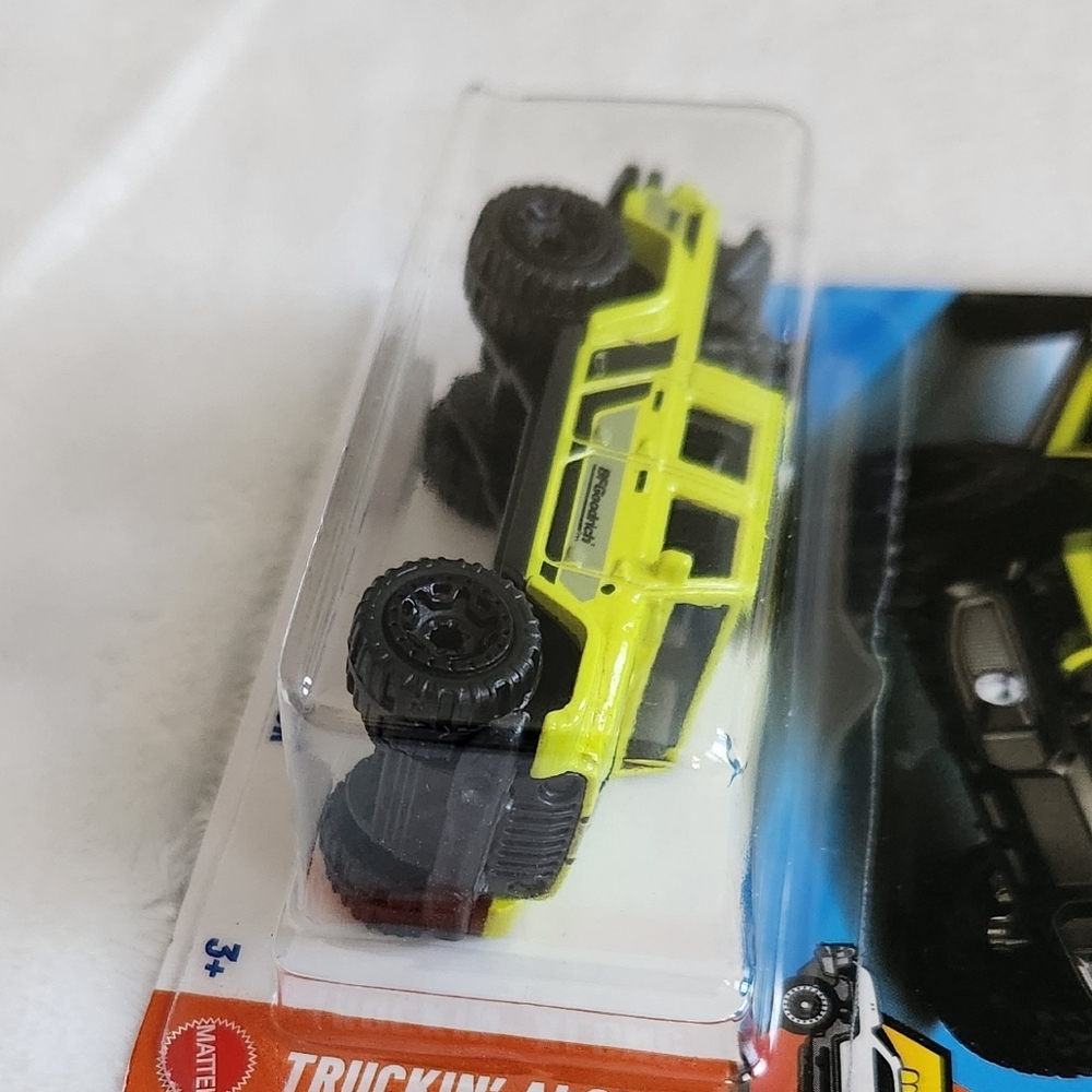 Hot Wheels 2020 Jeep Gladiator, Toy Car, NWT, With 2 Motorcycles In The Bed - Picture 4 of 8